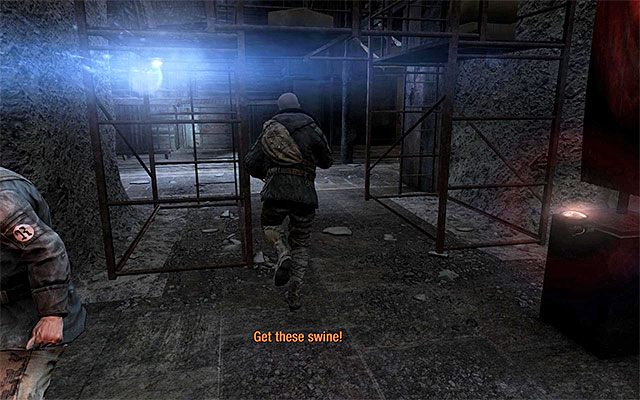 Nie czekaj na dalszy rozwój wydarzeń, tylko błyskawicznie wyrusz za Pawłem, skręcając w lewo i pomagając sobie opcją sprintu - Ucieknij z terytorium Rzeszy | Rozdział 4 - Rzesza | Solucja Metro Last Light - Metro: Last Light - poradnik do gry