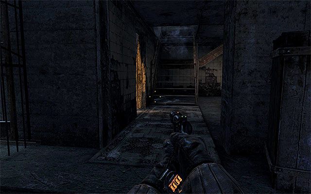 Ostrożnie podejdź do bocznego wejścia do wspomnianego wcześniej głównego budynku (powyższy screen) - Przedostań się na wyższe poziomy | Rozdział 5 - Oddzielenie | Metro Last Light - Metro: Last Light - poradnik do gry