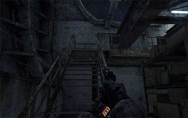 W celu opuszczenia tej lokacji musisz skorzystać z pokazanych na dołączonym screenie schodów (warto zniszczyć wiszącą przy nich lampę naftową) - Przedostań się na wyższe poziomy | Rozdział 5 - Oddzielenie | Metro Last Light - Metro: Last Light - poradnik do gry
