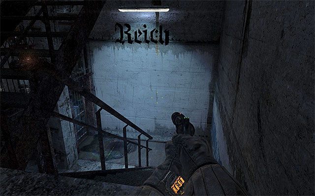 Poszukiwany przełącznik znajduje się na drugim końcu ogromnej sali, w której przebywa kolejna liczna grupa przeciwników - Znajdź przełącznik otwierający podwójne drzwi | Rozdział 6 - Ośrodek - Metro: Last Light - poradnik do gry