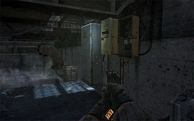 WSZYSTKIE opisane powyżej ścieżki pozwolą ci przedostać się na przeciwległy koniec badanego obszaru - Znajdź przełącznik otwierający podwójne drzwi | Rozdział 6 - Ośrodek - Metro: Last Light - poradnik do gry