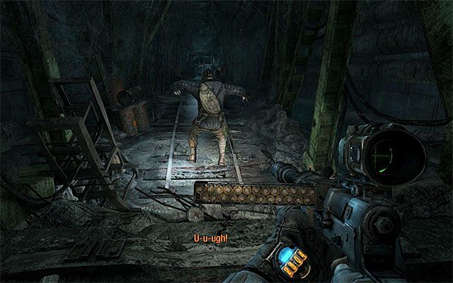 Zaczekaj aż Paweł otworzy drzwi i wejdź do nowego dużego tunelu - Znajdź drogę przez katakumby | Rozdział 7 - Latarka | Solucja Metro Last Light - Metro: Last Light - poradnik do gry