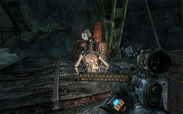 Odwróć się i zacznij osłaniać Pawła próbującego wykombinować sposób ominięcia przepaści - Znajdź drogę przez katakumby | Rozdział 7 - Latarka | Solucja Metro Last Light - Metro: Last Light - poradnik do gry