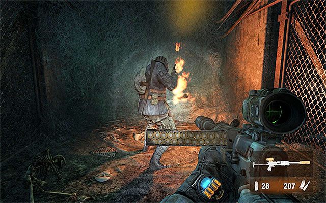 Zaczekaj aż Paweł przygotuje pochodnię i wyrusz jego śladem - Znajdź drogę przez katakumby | Rozdział 7 - Latarka | Solucja Metro Last Light - Metro: Last Light - poradnik do gry