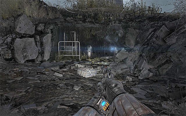 Kolejne interesujące miejsca to podziemne tunele, które prowadzą do zwłok z amunicją i nowym modelem broni, oraz jedna z części wraku samolotu, przy której zauważysz szkielet z filtrem - Podążaj za Pawłem do Stacji Teatr | Rozdział 8 - Echo | Solucja Metro Last Light - Metro: Last Light - poradnik do gry