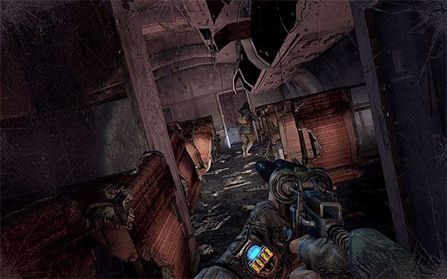 Na początek skieruj się w lewo, odnajdując leżący na podłodze filtr - Podążaj za Pawłem do Stacji Teatr | Rozdział 8 - Echo | Solucja Metro Last Light - Metro: Last Light - poradnik do gry
