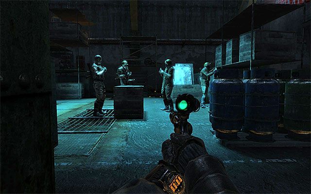 Obie opisane powyżej ścieżki pozwolą ci zbliżyć się do pokazanej na dołączonym screenie największej grupy przeciwników - Ucieknij z terytorium Czerwonej Linii | Rozdział 11 - Rewolucja | Last Light - Metro: Last Light - poradnik do gry