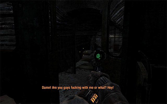 To nie koniec kłopotów, bo w tę stronę zmierza pojedynczy wartownik i może on zostać zaniepokojony brakiem reakcji ze strony kolegów - Użyj wagonu, by dotrzeć do Wenecji cz.1 | Rozdział 13 - Bandyci - Metro: Last Light - poradnik do gry