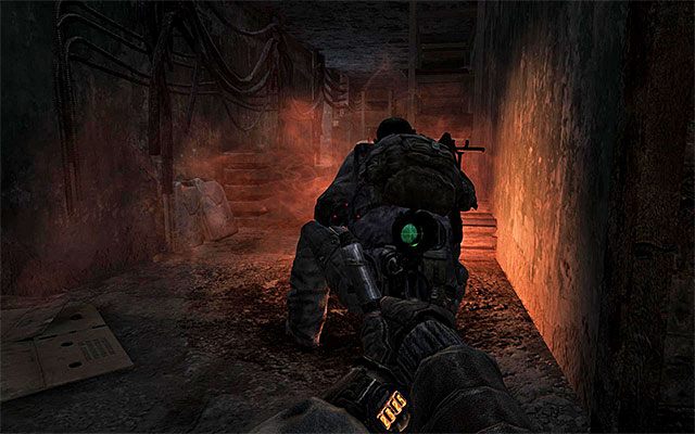 Zniszcz widoczną w oddali lampę i ostrożnie zbliż się do wartownika kucającego przy palenisku - Znajdź sposób na podniesienie bramy i otwarcie drogi | Rozdział 13 - Bandyci - Metro: Last Light - poradnik do gry