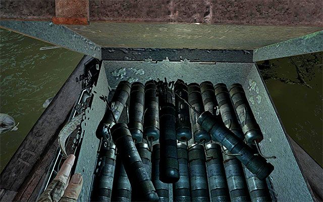 Po tym jak ponownie wylądujesz w wodzie zacznij szybko wciskać wskazany klawisz/przycisk, by powrócić na pokład barki - Dotrzyj do Wenecji | Rozdział 14 - Mroczne wody | Solucja Metro Last Light - Metro: Last Light - poradnik do gry