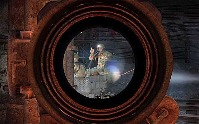 Przygotuj się, bo niedługo po zbliżeniu się do ściganego pociągu po prawej stronie zaczną pojawiać się wagony zajmowane przez Czerwonych - Dogoń pociąg i znajdź Cienia | Rozdział 22 - Pościg | Solucja Metro Last Light - Metro: Last Light - poradnik do gry