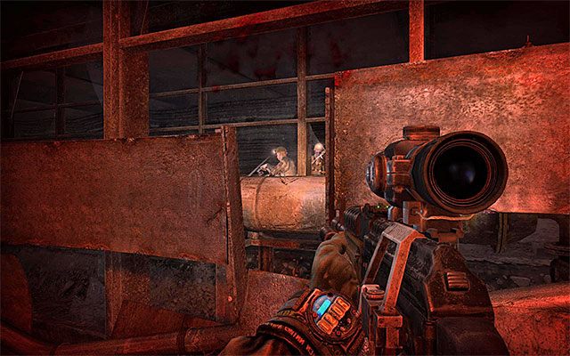 Jeżeli z kolei masz zamiar zdobyć osiągnięcie przyznawane za ukończenie gry bez zabijania innych postaci to staraj się przetrwać całą tę sekwencję kucając, pomagając sobie w razie potrzeby apteczkami - Dogoń pociąg i znajdź Cienia | Rozdział 22 - Pościg | Solucja Metro Last Light - Metro: Last Light - poradnik do gry