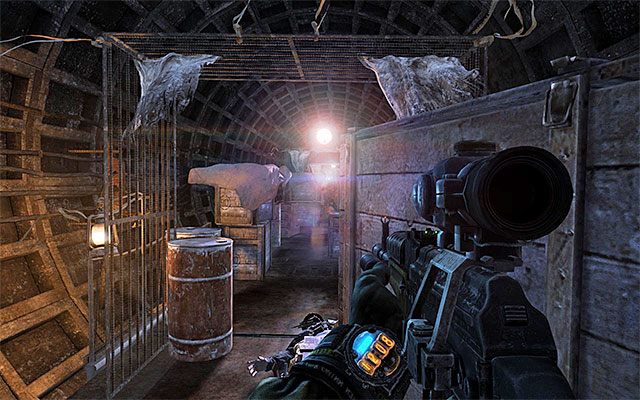 Walki na pociągu mają zbliżone założenia do tych z początkowej części etapu - Dogoń pociąg i znajdź Cienia | Rozdział 22 - Pościg | Solucja Metro Last Light - Metro: Last Light - poradnik do gry