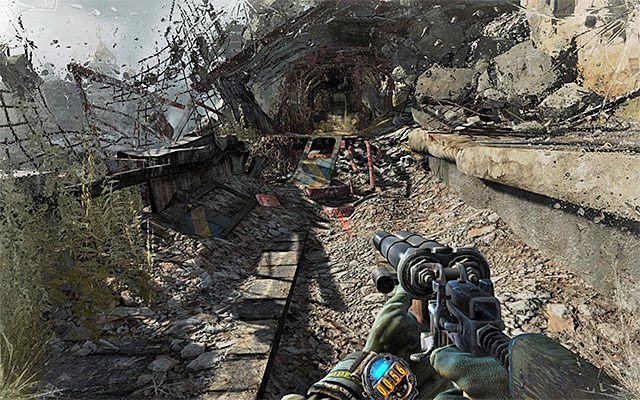 Skręć w prawo i wkrocz do nowych zniszczonych wagonów, rozpoczynając kolejny liniowy przemarsz - Dotrzyj do Polis i zamelduj o tym, czego dowiedziałeś się o Czerwonych | Rozdział 23 - Przejście - Metro: Last Light - poradnik do gry