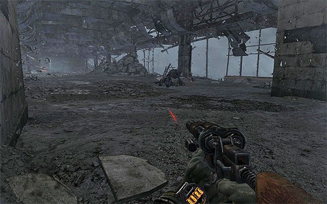 W początkowej fazie przemarszu trzymaj się blisko lewej ściany, omijając mutanta, który pożywia się po Twojej prawej stronie - Wejdź na most i znajdź przeprawę | Rozdział 24 - Most | Solucja Metro Last Light - Metro: Last Light - poradnik do gry