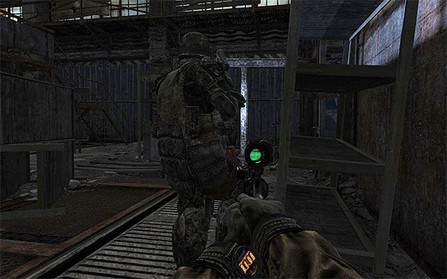 Zeskocz z dachu wagonu i zacznij ostrożnie przemieszczać się w stronę wspomnianego przejścia - Poznaj plany żołnierzy Czerwonej Linii | Rozdział 25 - Zajezdnia - Metro: Last Light - poradnik do gry