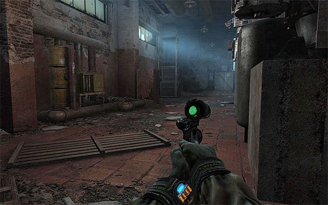 Dobrą wiadomością jest to, że nie musisz zbytnio przejmować się tutejszymi dwoma snajperami, bo dopóki nie wyjdziesz z cienia nie odnotują oni Twojej obecności - Poznaj plany żołnierzy Czerwonej Linii | Rozdział 25 - Zajezdnia - Metro: Last Light - poradnik do gry