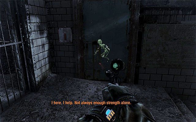 Po przedostaniu się na wyższe piętro zwróć uwagę na sekret widoczny za kratami, przy których kuca Cień - Poznaj plany żołnierzy Czerwonej Linii | Rozdział 25 - Zajezdnia - Metro: Last Light - poradnik do gry