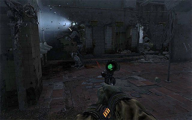 Pozostań w miejscu, w którym odnalazłeś sekret, albowiem do toalet wejdzie wkrótce dwóch przeciwników - Poznaj plany żołnierzy Czerwonej Linii | Rozdział 25 - Zajezdnia - Metro: Last Light - poradnik do gry