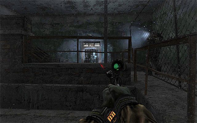 Twoje aktualne zadanie to dotarcie do pokazanego na dołączonym screenie wyjścia znajdującego się za kratami i możesz się do niego zbliżyć na kilka sposobów - Poznaj plany żołnierzy Czerwonej Linii | Rozdział 25 - Zajezdnia - Metro: Last Light - poradnik do gry