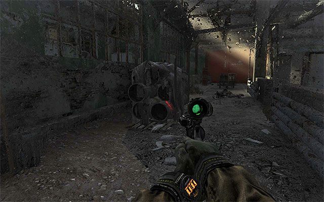 Pierwszy wariant zachowania zakłada zdecydowanie się na przejście kanałami - Poznaj plany żołnierzy Czerwonej Linii | Rozdział 25 - Zajezdnia - Metro: Last Light - poradnik do gry