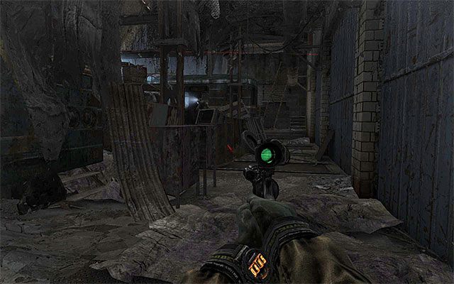 W tym magazynie wrogowie są jeszcze bardziej skupieni na oczekiwaniu na przybycie Artema - Poznaj plany żołnierzy Czerwonej Linii | Rozdział 25 - Zajezdnia - Metro: Last Light - poradnik do gry