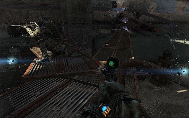 Po znalezieniu się na górnych balkonikach zacznij kierować się w prawo, przekradając się za plecami jednego ze snajperów (także i tej postaci nie powinieneś atakować) - Poznaj plany żołnierzy Czerwonej Linii | Rozdział 25 - Zajezdnia - Metro: Last Light - poradnik do gry