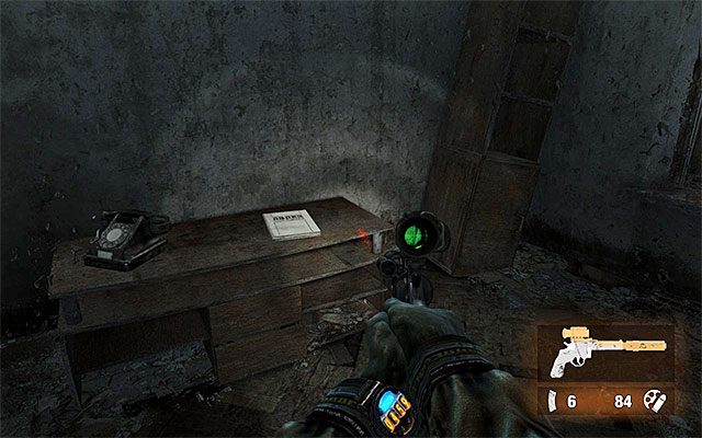 Zatrzymaj się niedługo po otwarciu drzwi, a konkretnie po znalezieniu się w niewielkim pomieszczeniu ze stołem przykrytym czerwonym obrusem - Przeszukaj Wymarłe Miasto i odszukaj drogę na Plac Czerwony | Rozdział 26 - Martwe Miasto - Metro: Last Light - poradnik do gry