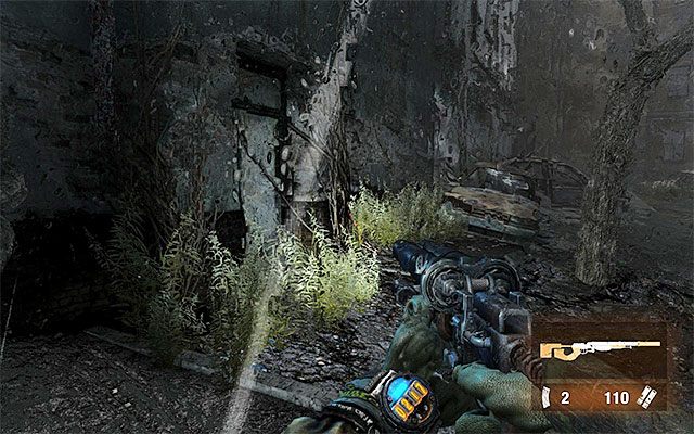 W lewej części dziedzińca znajduje się kolejne opcjonalne wejście do budynku nadające się do bliższego zbadania - Przeszukaj Wymarłe Miasto i odszukaj drogę na Plac Czerwony | Rozdział 26 - Martwe Miasto - Metro: Last Light - poradnik do gry