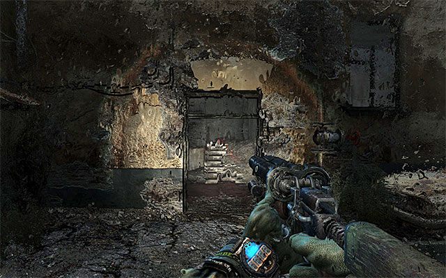 Na sam koniec wybierz pokazane na dołączonym screenie wejście do bardziej oddalonego budynku - Przeszukaj Wymarłe Miasto i odszukaj drogę na Plac Czerwony | Rozdział 26 - Martwe Miasto - Metro: Last Light - poradnik do gry