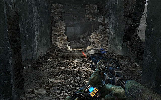 Ruszaj prosto, przy czym rozważ dokładniejsze zbadanie lewego budynku, do którego wkrótce się zbliżysz - Przeszukaj Wymarłe Miasto i odszukaj drogę na Plac Czerwony | Rozdział 26 - Martwe Miasto - Metro: Last Light - poradnik do gry