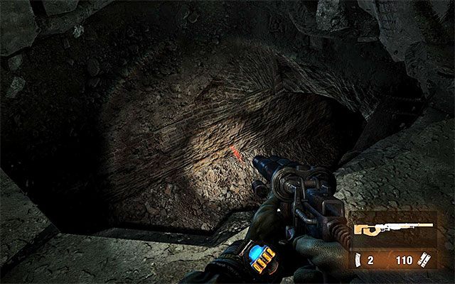 Nie przejmuj się chwilową blokadą latarki i noktowizora, bo w tej części kanałów nie spotkasz żadnych potworów - Przeszukaj Wymarłe Miasto i odszukaj drogę na Plac Czerwony | Rozdział 26 - Martwe Miasto - Metro: Last Light - poradnik do gry