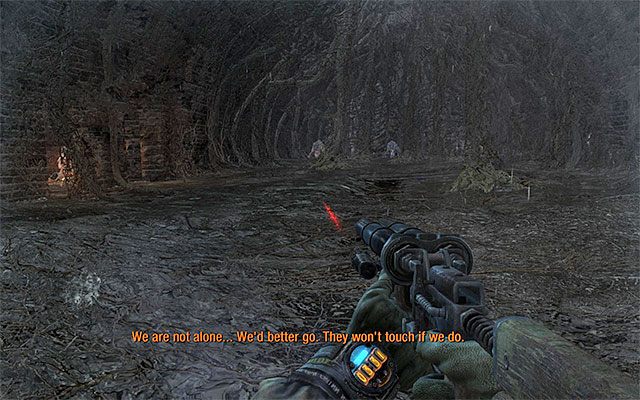 Napotkanego pojedynczego mutanta możesz śmiało ominąć, albowiem bestia ta z uwagi na szalejącą burzę nie zaatakuje Cię (w ostateczności zbliż się ostrożnie do potwora i okradnij znajdujące się przy nim ciało) - Dotrzyj do latarni stalkerów | Rozdział 27 - Plac Czerwony | Metro Last Light - Metro: Last Light - poradnik do gry