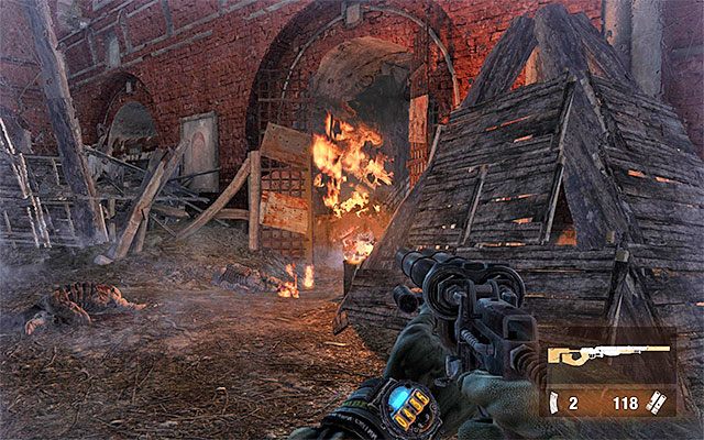 Przed Tobą kolejne starcie ze standardowymi żołnierzami, którzy pojawią się przy bramie zlokalizowanej na przeciwległym końcu od miejsca startu - Dotrzyj do latarni stalkerów | Rozdział 27 - Plac Czerwony | Metro Last Light - Metro: Last Light - poradnik do gry