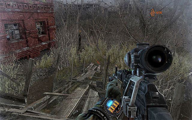 Pozostało ci już tylko skorzystać z przejścia zlokalizowanego na lewo od miejsca, w którym odnalazłeś rannego Pawła - Zamelduj o zbliżającym się ataku na D6 | Rozdział 27 - Plac Czerwony - Metro: Last Light - poradnik do gry