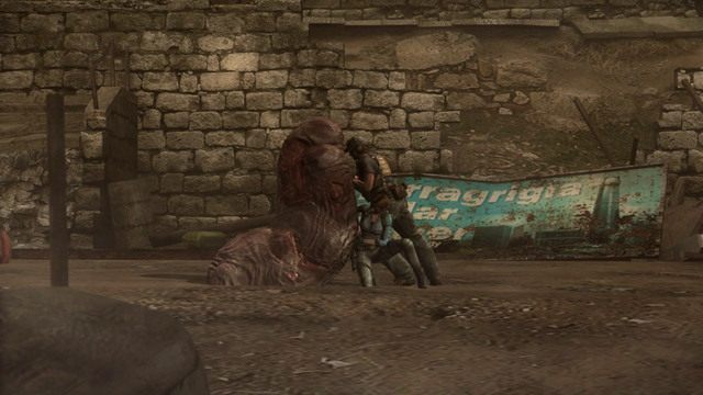 Wyciągnij go przyciskiem akcji i przekaż szefowi - W głębiny - część II | Epizod 1 | Resident Evil Revelations - Resident Evil: Revelations - poradnik do gry