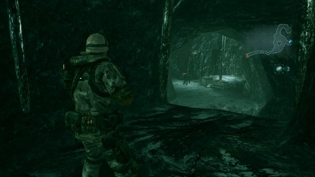 Obie dostępne drogi prowadzą w to samo miejsce, ale przejście prawe umożliwia bezpieczniejszą eliminację nadbiegających stworów - Podwójna zagadka - część I | Epizod 2 | Resident Evil Revelations - Resident Evil: Revelations - poradnik do gry