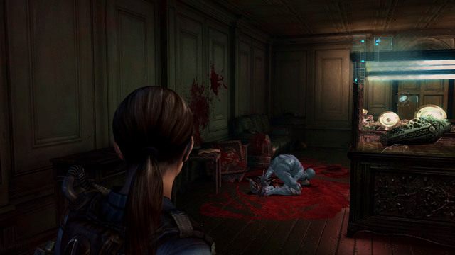 Korytarz zaprowadzi się do pomieszczenia z gablotami wystawowymi oraz zajętym pożywianiem się zombie - Podwójna zagadka - część II | Epizod 2 | Resident Evil Revelations - Resident Evil: Revelations - poradnik do gry