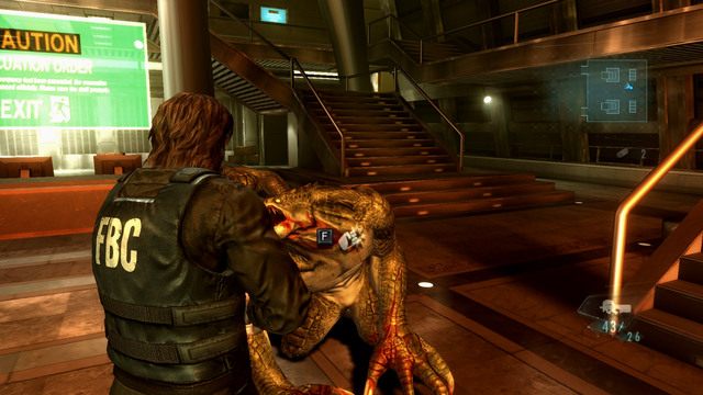 Aby oszczędzić trochę amunicji, może dobijać przeciwników ciosem pięści - Duchy Veltro - część I | Epizod 3 | Resident Evil Revelations - Resident Evil: Revelations - poradnik do gry