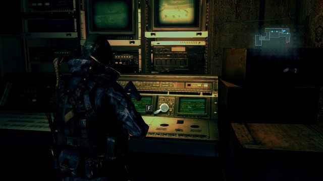 Gdy drzwi się otworzą, przejdź przez nie i użyj znajdującego się po drugiej stronie komputera - Ujawnione Sekrety - część I | Epizod 5 | Resident Evil Revelations - Resident Evil: Revelations - poradnik do gry