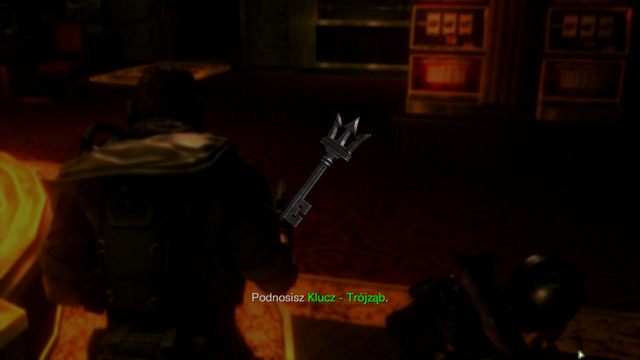 Jak walka dobiegnie końca, przy ciele jednego ze stworów znajdziesz klucz z symbolem trójzębu - Kot i Mysz - część I | Epizod 6 | Resident Evil Revelations - Resident Evil: Revelations - poradnik do gry