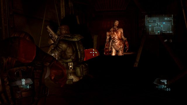 Aby pozbyć się kolejnych nacierających bestii, najlepiej jednym szybkim strzałem wysadzać leżącą niedaleko butle z gazem - Splątane sieci - część II | Epizod 10 | Resident Evil Revelations - Resident Evil: Revelations - poradnik do gry