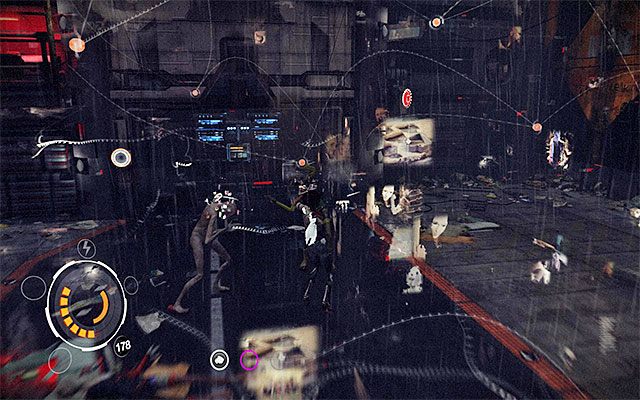 Reflektor zostanie wkrótce uszkodzony przez jednego z mutantów, przy czym gra ułatwi ci w tym momencie dalszą rozgrywkę i odblokuje dostęp do drugiego specjalnego ruchu o nazwie Sensen DOS - Dotarcie do baru Tommyego | Epizod 3 w Remember Me - Remember Me - poradnik do gry