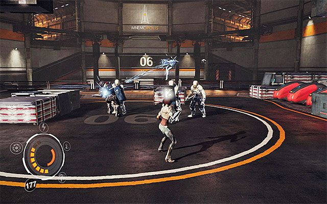 Po rozpoczęciu tego epizodu wykonaj kilka kroków do przodu, doprowadzając do wyświetlenia scenki przerywnikowej z udziałem oszalałego kapitana Tracea i rozpoczęcia pierwszej bitwy - Podróż windą towarową | Epizod 7 w Remember Me - Remember Me - poradnik do gry