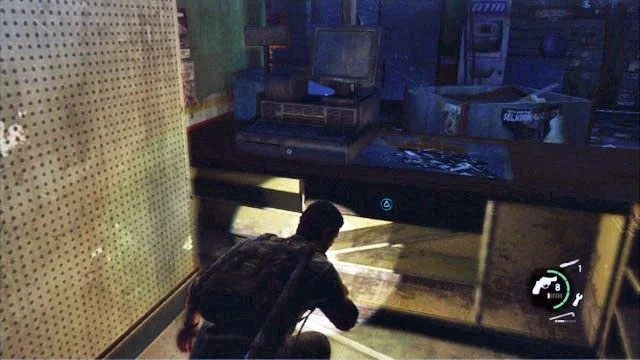 Udaj się wtedy do sklepu na lewym krańcu pomieszczenia i przeszukaj szufladę za ladą - Peryferia | Artefakty i nieśmiertelniki w The Last of Us - The Last of Us - poradnik do gry
