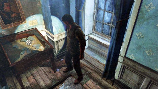 Przesuwając się powoli po wąskim przejściu dotrzesz do gabloty z kolejnym nieśmiertelnikiem - Peryferia | Artefakty i nieśmiertelniki w The Last of Us - The Last of Us - poradnik do gry