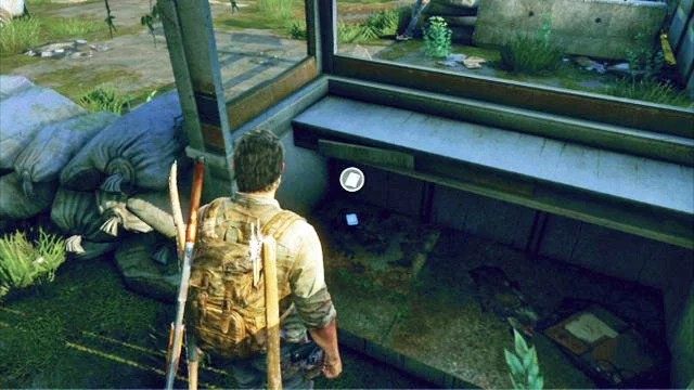 Za workami z piaskiem po prawej jest mała budka, w której ukryto kolejny artefakt - Samotna i porzucona (Pittsburgh) | Artefakty i nieśmiertelniki w The Last of Us - The Last of Us - poradnik do gry