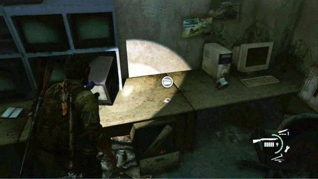 Na stojącym na stole zostawiono poszukiwaną kartę - Hotelowy hol (Pittsburgh) | Artefakty i nieśmiertelniki w The Last of Us - The Last of Us - poradnik do gry