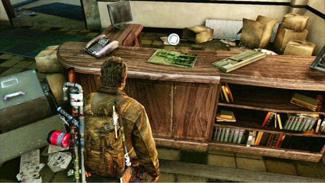 Po drugiej stronie znajdziesz biurko, a na nim poszukiwaną mapę - Uniwersytet | Artefakty i nieśmiertelniki w The Last of Us - The Last of Us - poradnik do gry