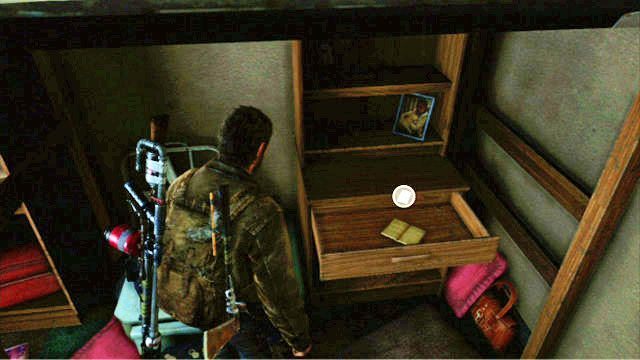 Wdrap się później na piętro budynku i przeszukaj pokoje z lewej - Uniwersytet | Artefakty i nieśmiertelniki w The Last of Us - The Last of Us - poradnik do gry